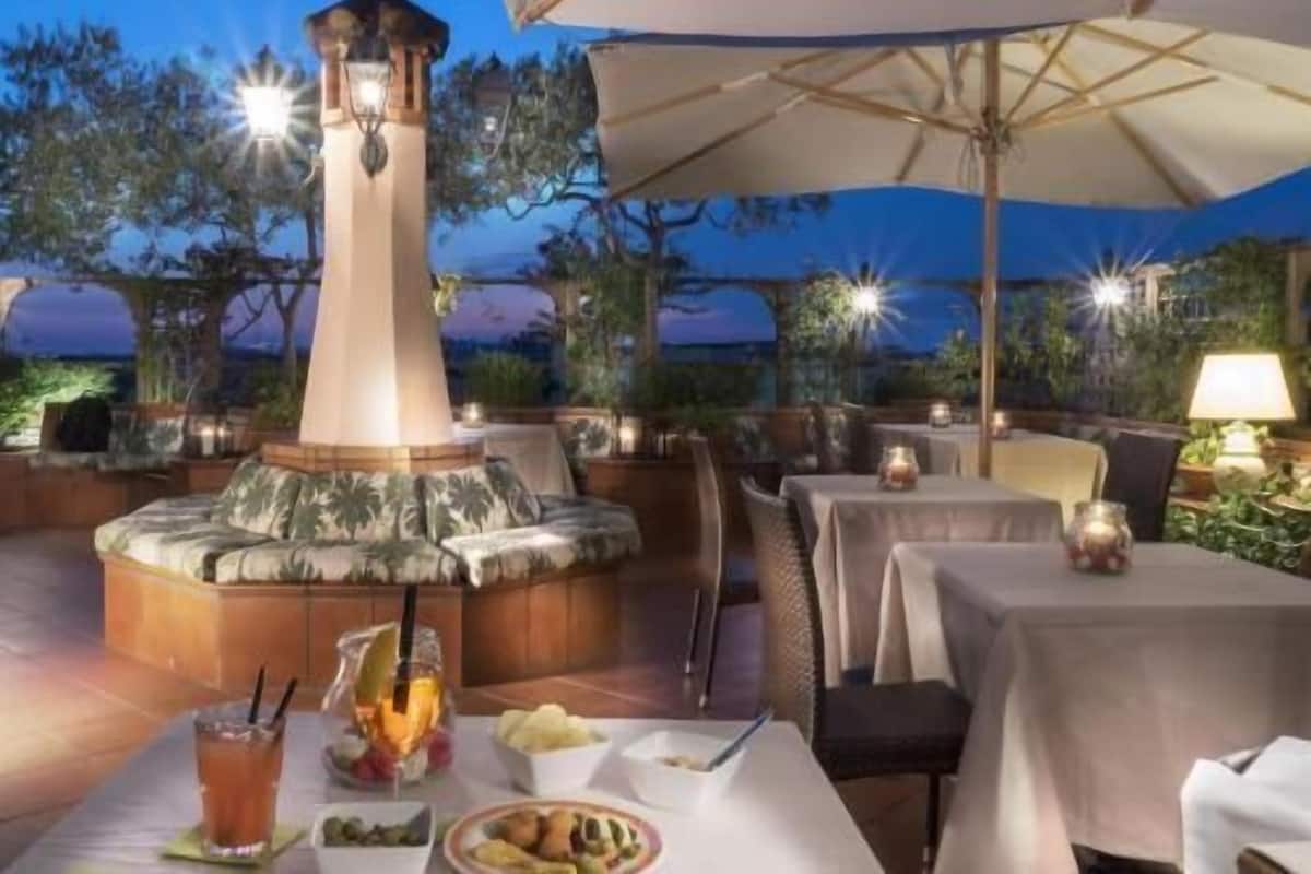 Restaurante al aire libre | Se sirven desayunos, comidas y cenas con mesas al aire libre