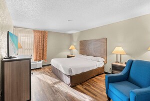 Colchones con pillow-top, escritorio y cortinas blackout 