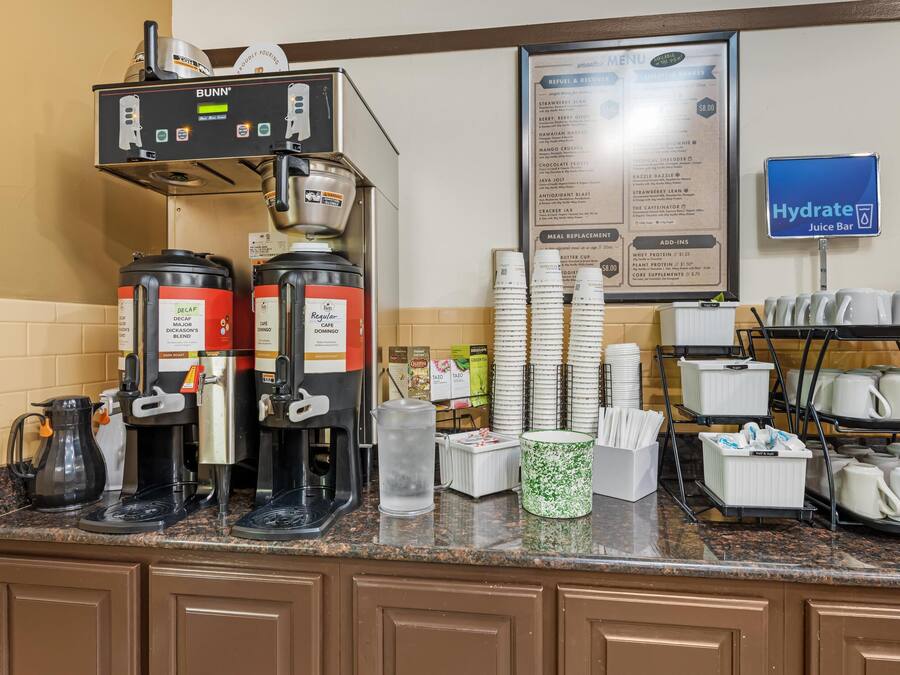 Ein Kaffeeangebot mit einer Bunn-Espressomaschine, entkoffeinierten Optionen und einer Speisekarte, die verschiedene Getränke auflistet.