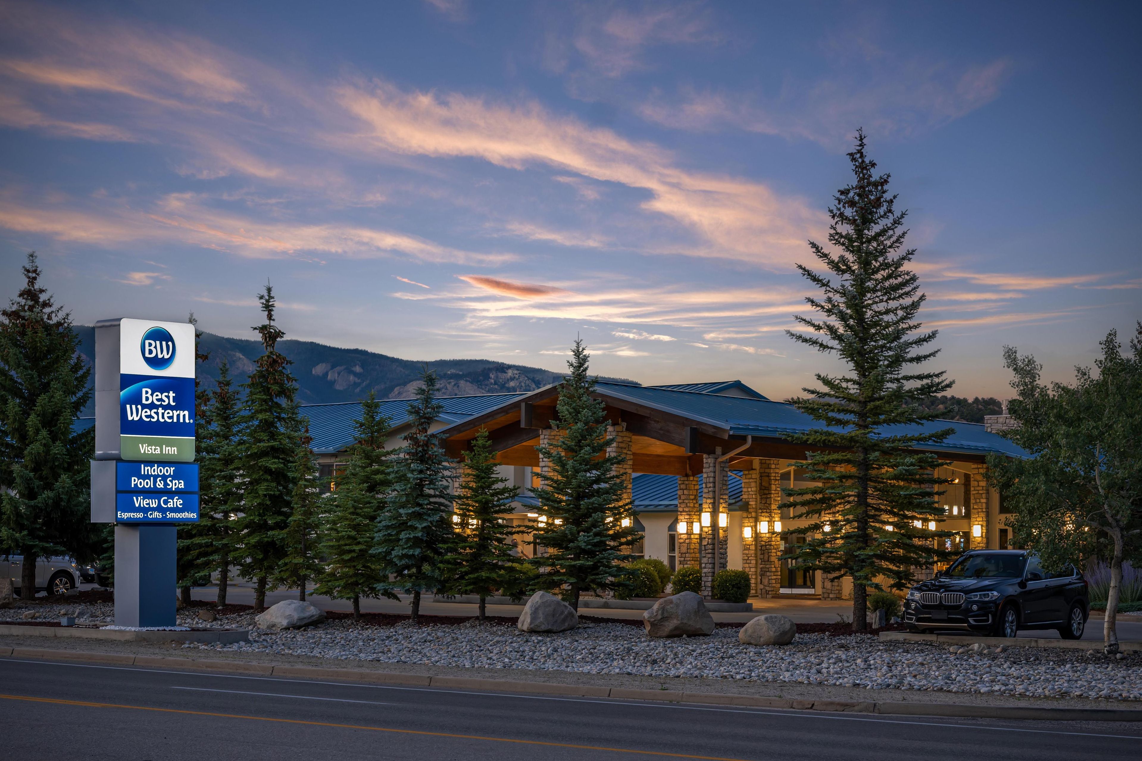 Ein Best Western Hotel mit Steinfassade, Innenpool, Spa und Café mit Aussicht.
