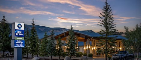 Un hôtel Best Western doté d’une façade en pierre, d’une piscine intérieure, d’un spa et d’un café avec vue.
