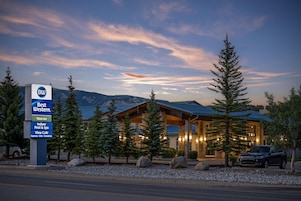 A Best Western hotel with a stone facade, indoor pool, spa, and a view cafe.
