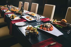 2 restaurants servant le déjeuner et le dîner, plats Cuisine italienne