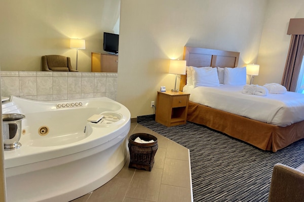 Suite, 1 King Bed, Non Smoking, Hot Tub | Pillowtop beds, in-room safe, desk, blackout drapes