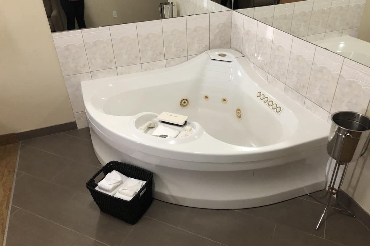 suite, 1 king bed, non smoking, hot tub | 1 bedroom, pillow-top beds, in-room safe, desk