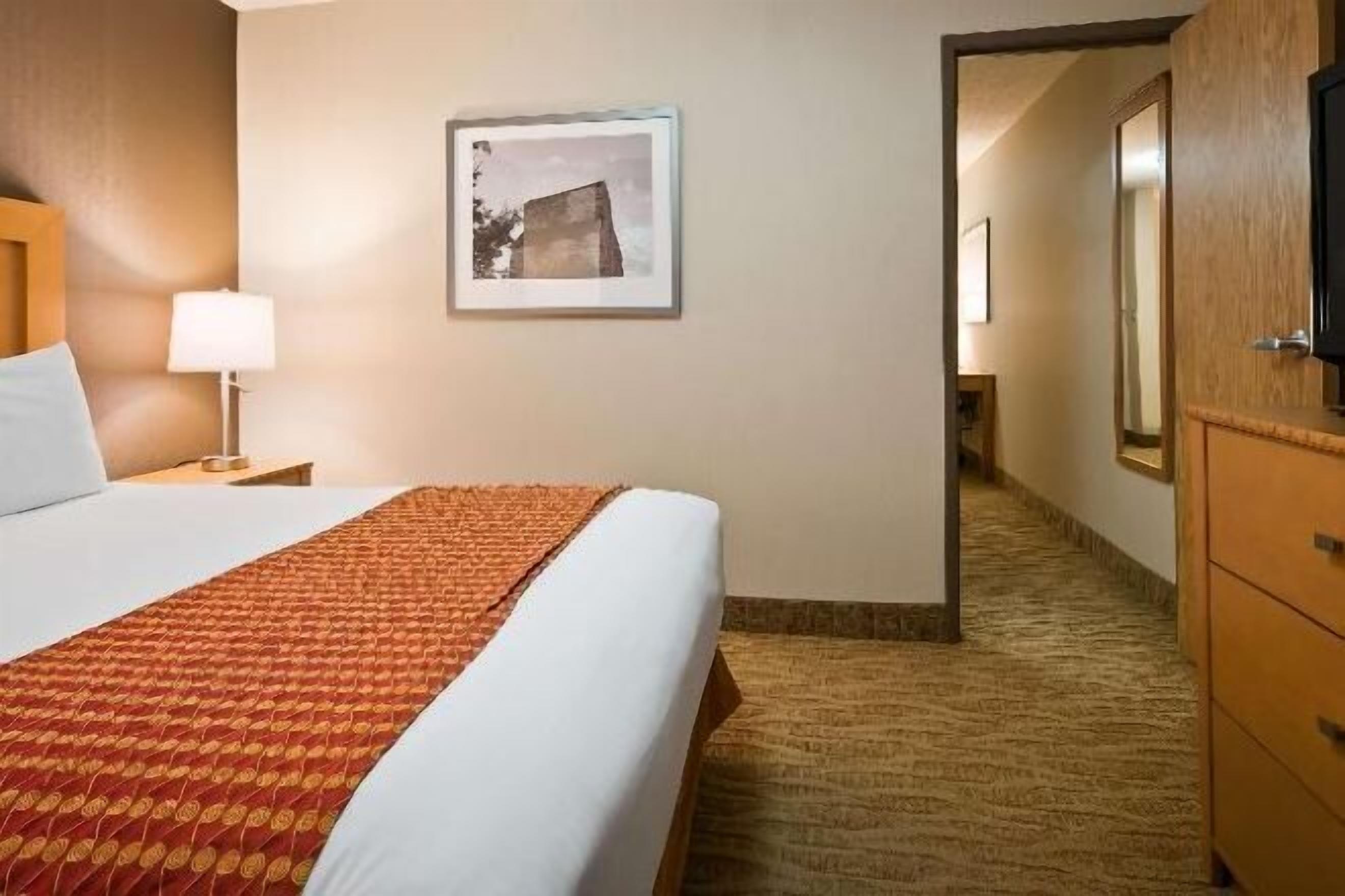 Lit avec matelas à plateau-coussin, coffre-fort pour ordinateur portable