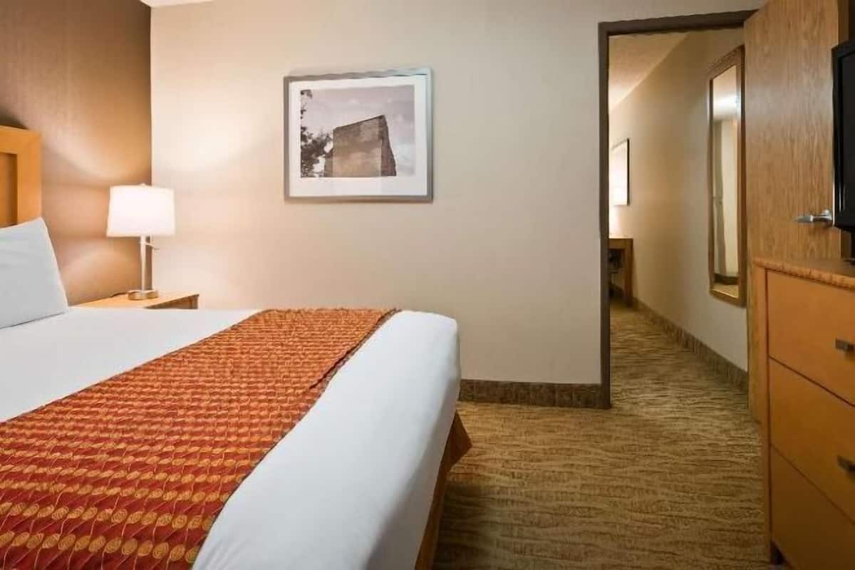 Lit avec matelas Ă plateau-coussin, coffre-fort pour ordinateur portable