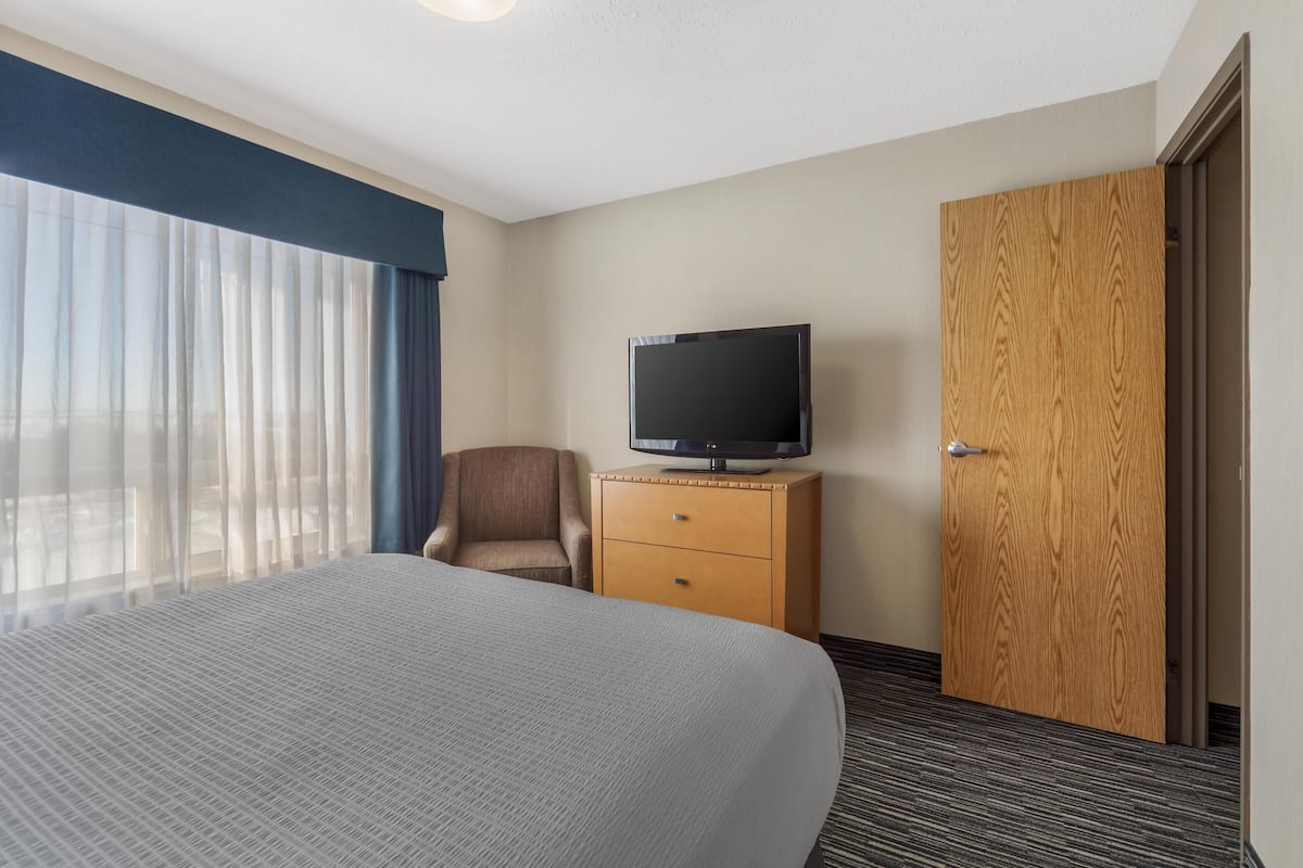 Suite, 1 Queen Bed, Non Smoking, Kitchenette (No Pets in room type) | Pillowtop beds, in-room safe, desk, blackout drapes