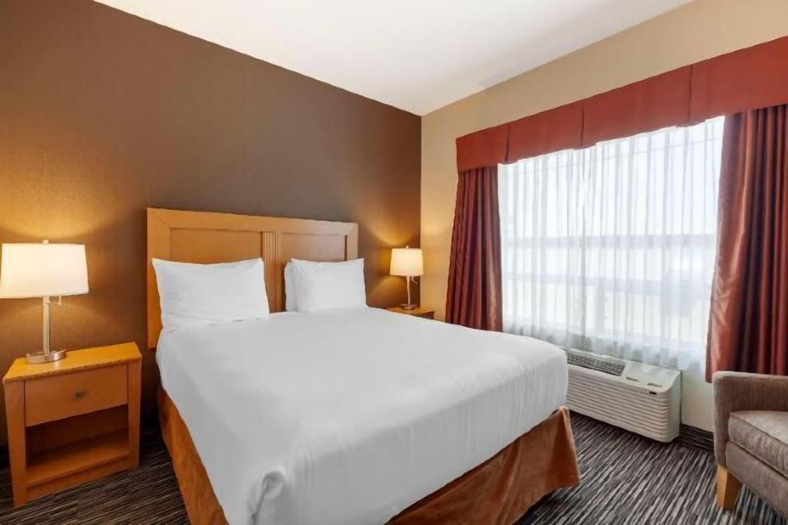 Pillowtop beds, in-room safe, desk, blackout drapes