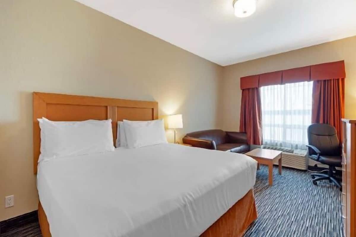 Pillowtop beds, in-room safe, desk, blackout drapes