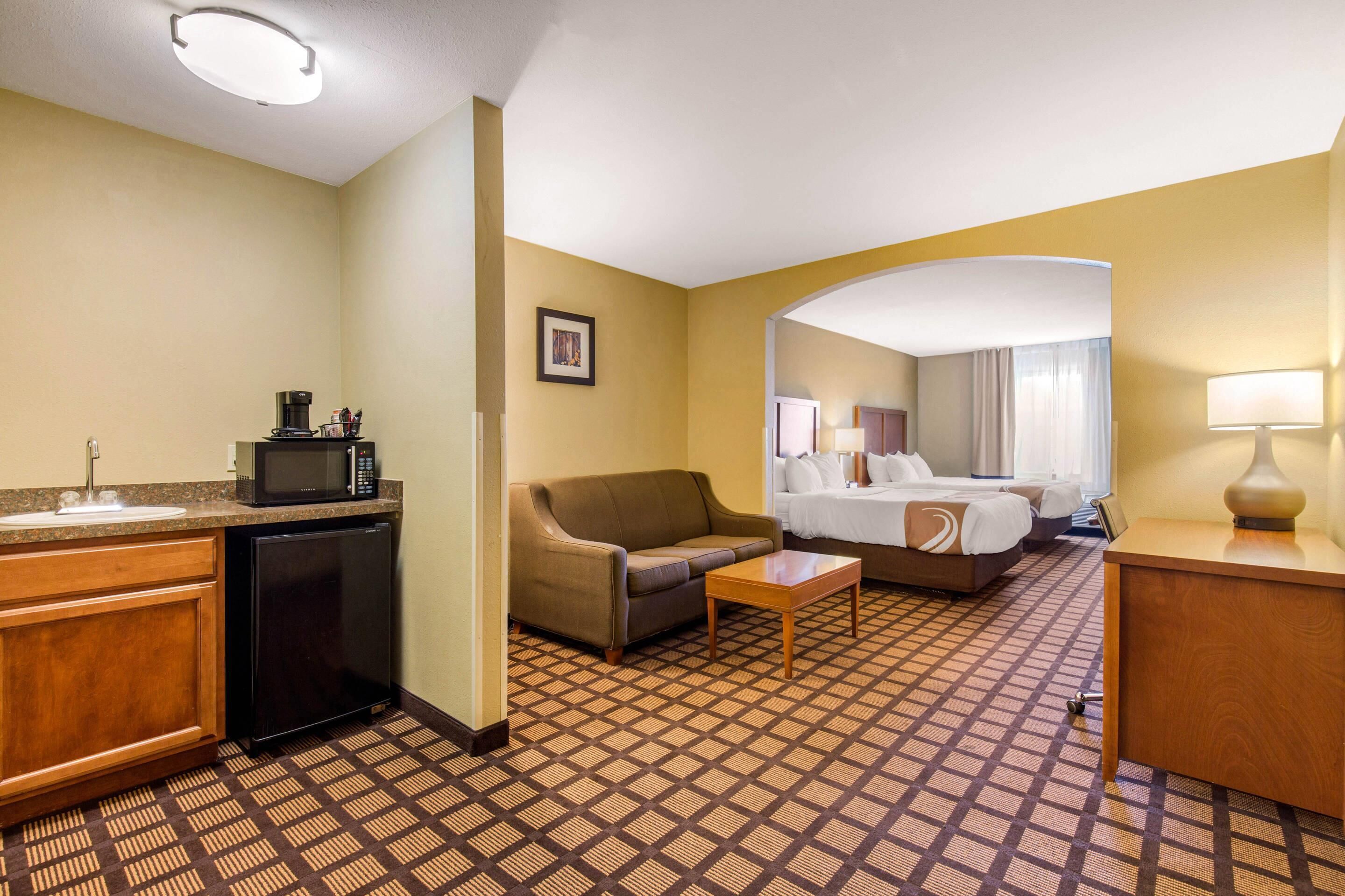 Suite, no fumadors (2 Queen Beds and 1 Double Sofa Bed) | Roba de llit d'alta qualitat, escriptori i cortines opaques 