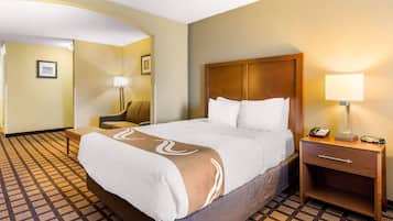 Suite, niet-roken (2 Queen Beds and 1 Double Sofa Bed) | Luxe beddengoed, een bureau, verduisterende gordijnen