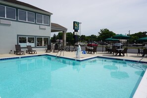 Seasonal outdoor pool - Quality Inn & Suites Georgetown - Seaford (Georgetown)