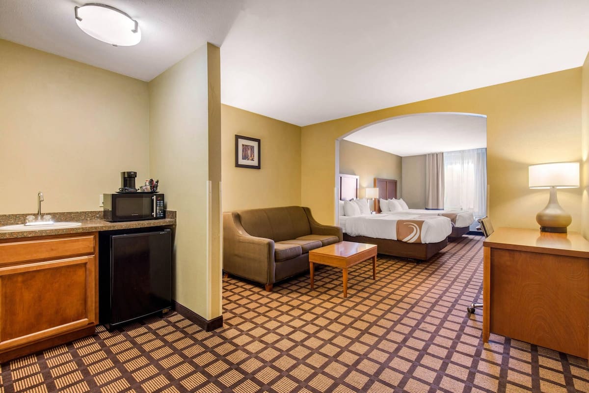 Suite, para no fumadores (2 Queen Beds and 1 Double Sofa Bed) | Ropa de cama de alta calidad, escritorio y cortinas blackout