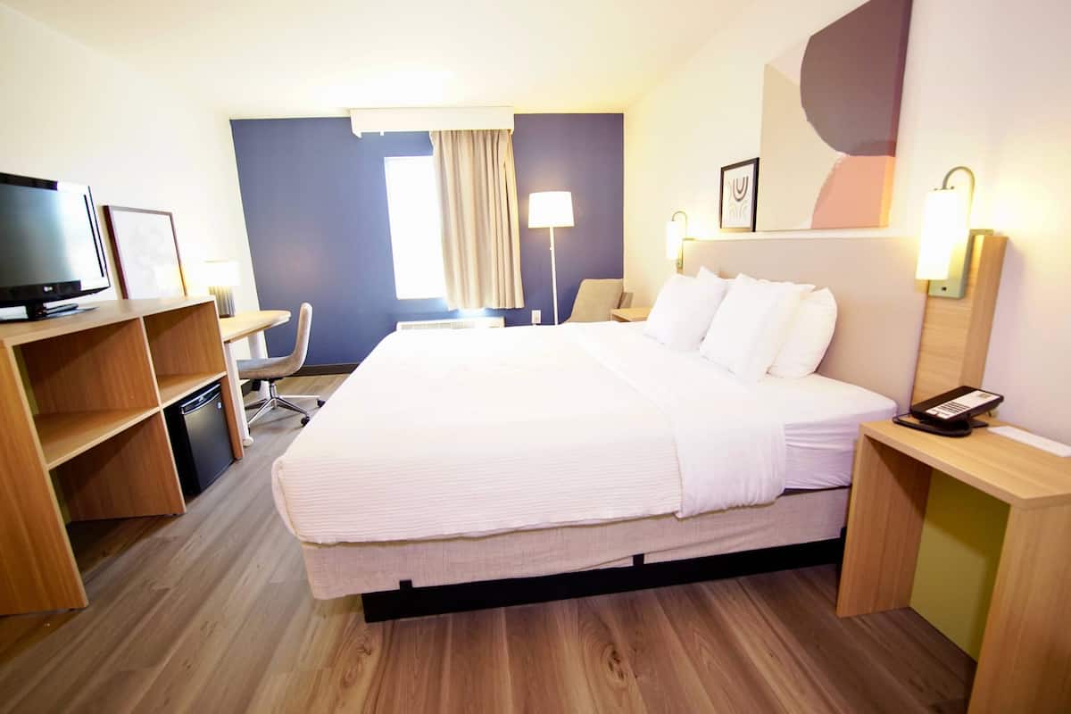 Habitación estándar, 1 cama King size, para no fumadores | Ropa de cama de alta calidad, escritorio y cortinas blackout