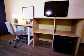 Premium bedding, desk, blackout curtains, iron/ironing board - Quality Inn & Suites Georgetown - Seaford (Georgetown)