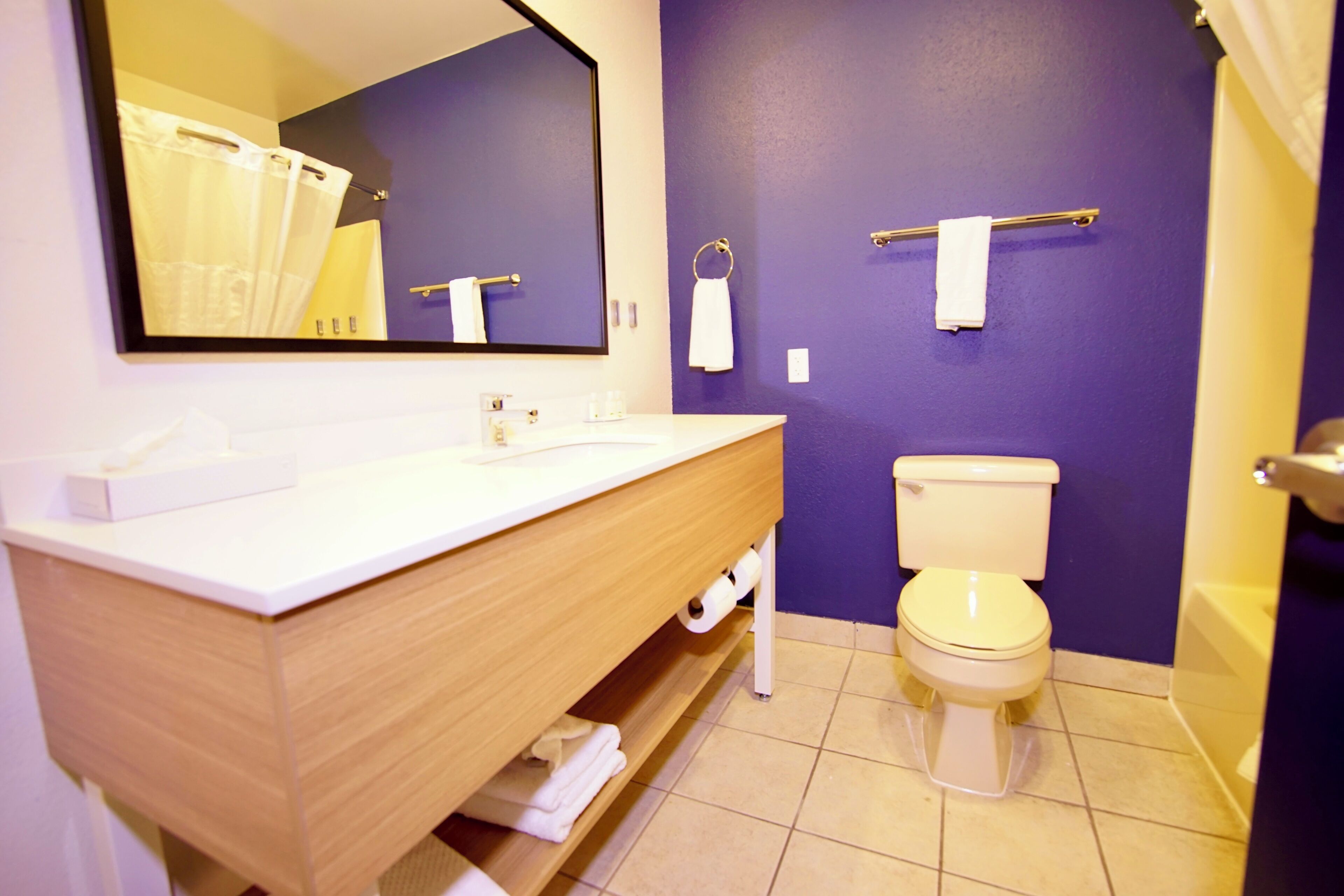 Kamar, 2 Tempat Tidur Queen, Bebas Asap Rokok | Kamar mandi | Kombinasi shower/bathtub dan perlengkapan mandi gratis