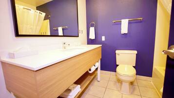 Kamar, 2 Tempat Tidur Queen, Bebas Asap Rokok | Kamar mandi | Kombinasi shower/bathtub dan perlengkapan mandi gratis