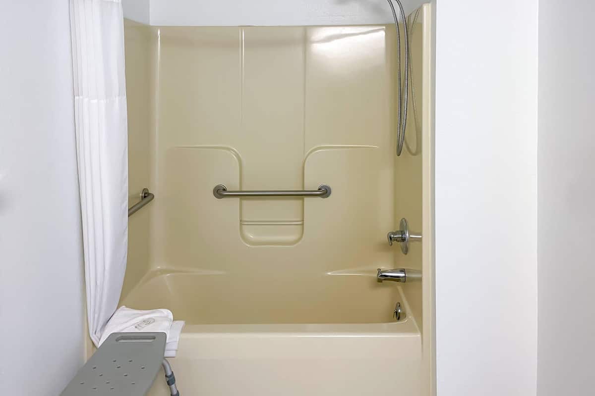 أغطية فراش متميزة ومكتب وستائر تعتيم ومكواة/لوح كي