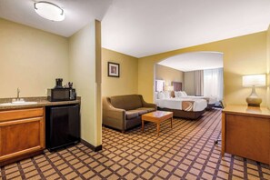 Suite, no fumadores (2 Queen Beds and 1 Double Sofa Bed) | Ropa de cama de alta calidad, escritorio, cortinas opacas