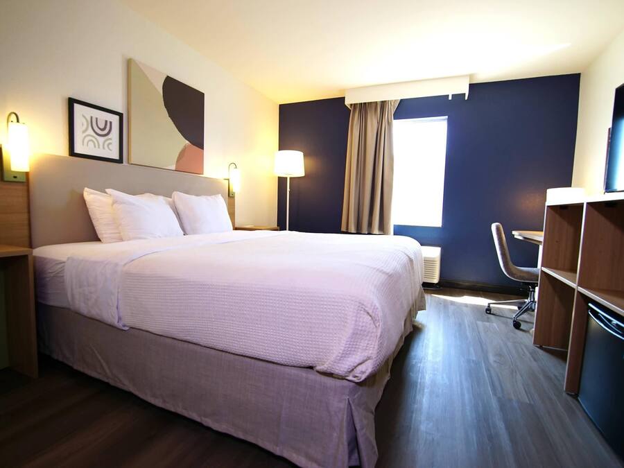 Room, 1 King Bed, Accessible, Non Smoking | Premium bedding, desk, blackout drapes, iron/ironing board
