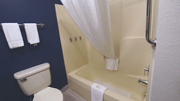 Combined shower/tub, free toiletries, hair dryer, towels