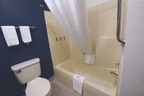 Combined shower/bathtub, free toiletries, hair dryer, towels