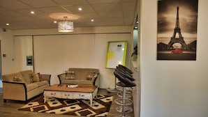 Un salon moderne avec un canapé, une table basse et un tapis à motifs.