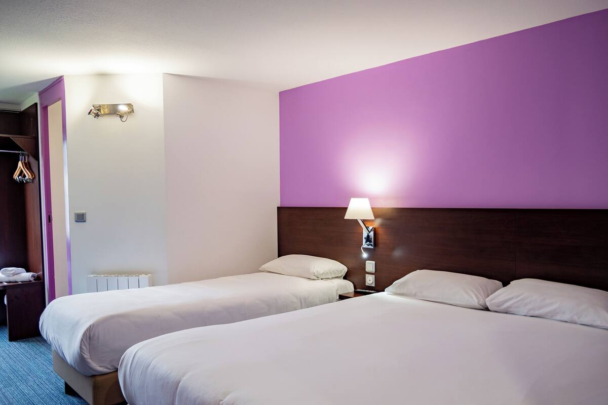 Quarto quádruplo standard | Escrivaninha, Wi-Fi de cortesia, despertadores