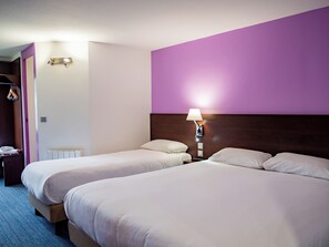 Kamar Quadruple Standar | Meja kerja, Wi-Fi gratis, dan jam alarm