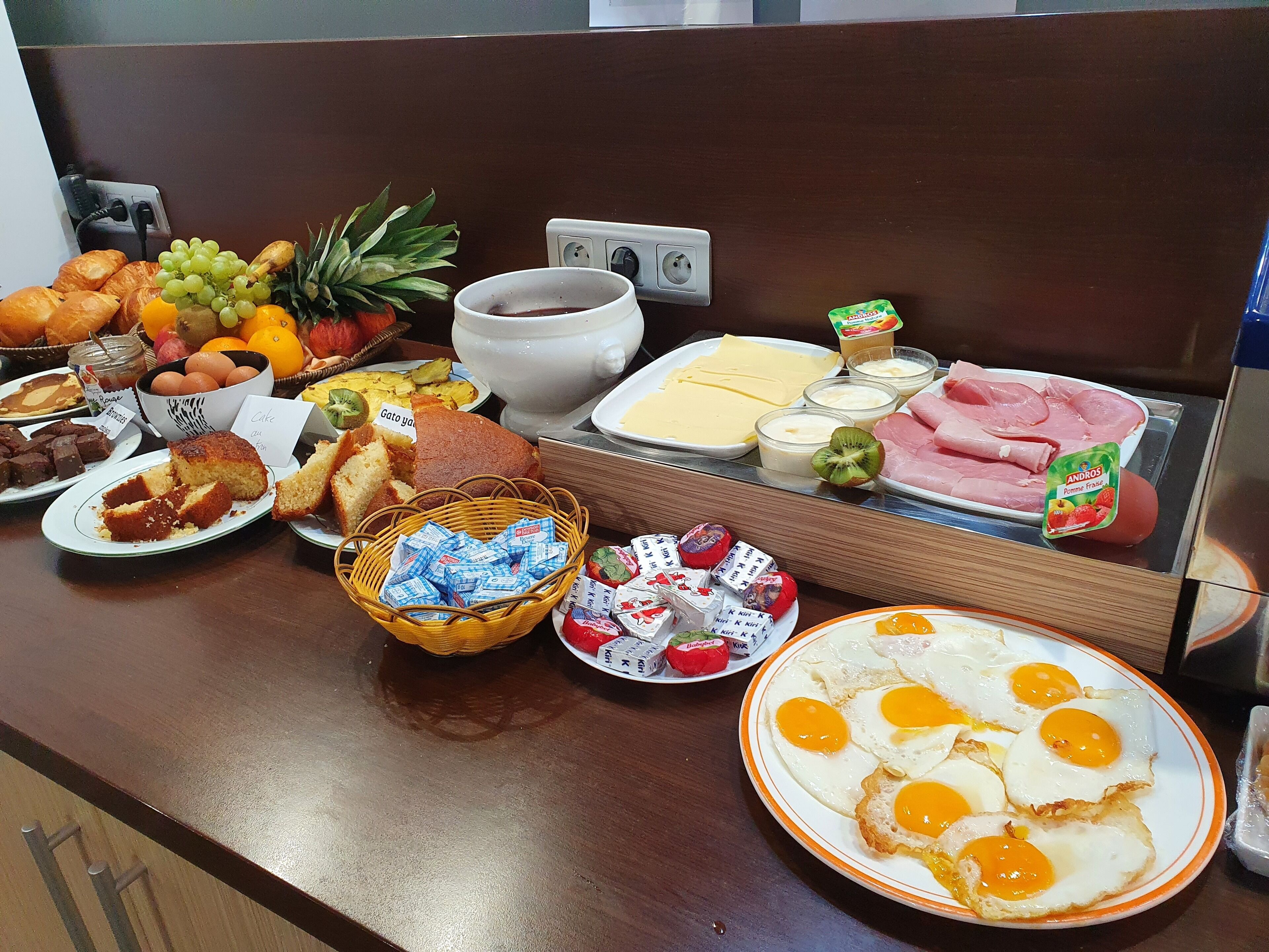 بوفيه فطور يوميًا بتكلفة قدرها (11.50 EUR للشخص)