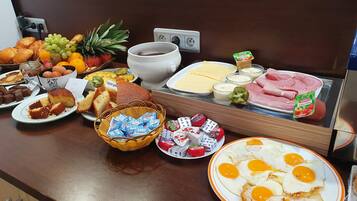 Desayuno buffet diario (EUR 11.50 por persona)