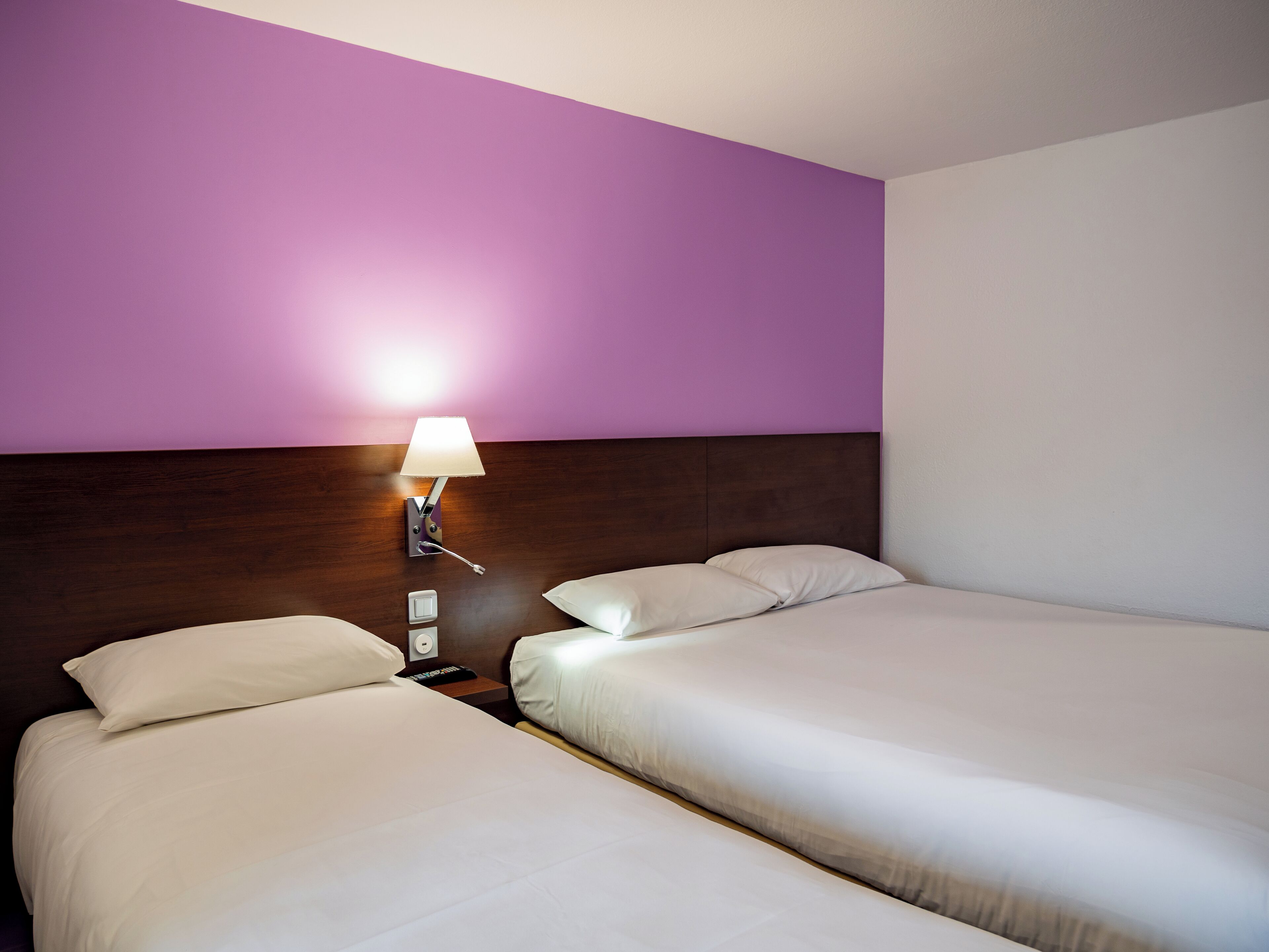 Quarto triplo standard | Escrivaninha, Wi-Fi de cortesia, despertadores