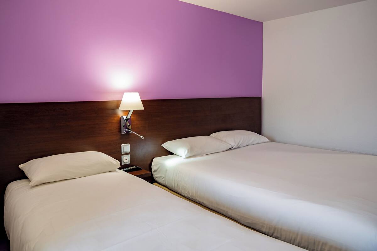 Quarto triplo standard | Escrivaninha, Wi-Fi de cortesia, despertadores