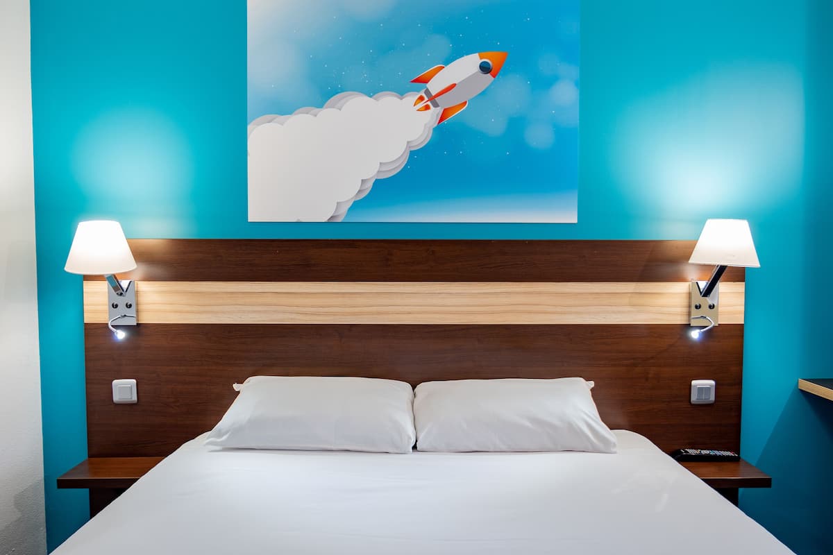 标准双人房 | 办公桌、免费 WiFi、闹钟