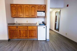 Suite, 1 King Bed, Non Smoking | Desk, soundproofing, iron/ironing board, free cribs/infant beds