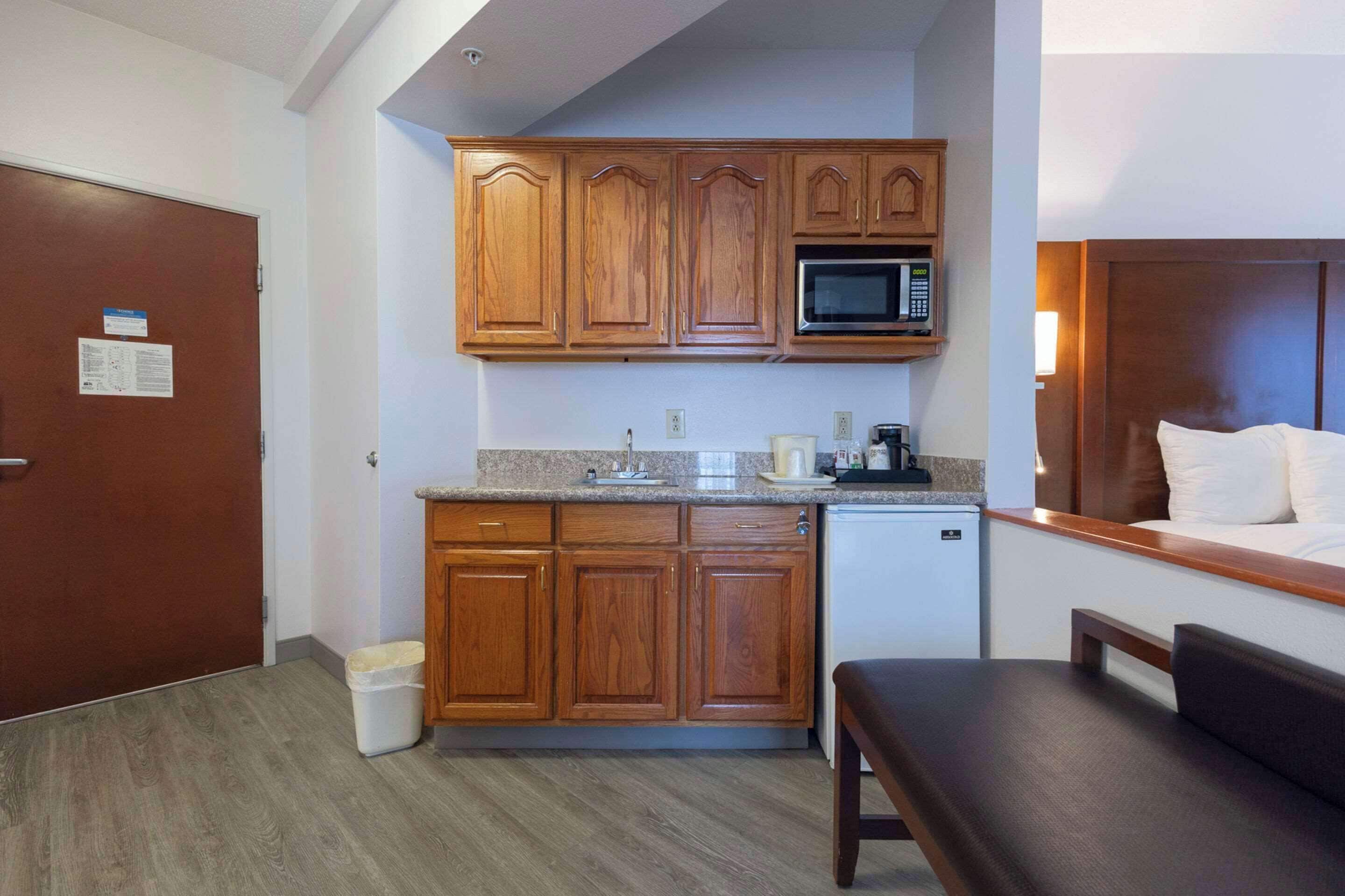 suite, 1 king bed, non smoking | desk, soundproofing, iron/ironing board, free cots/infant beds