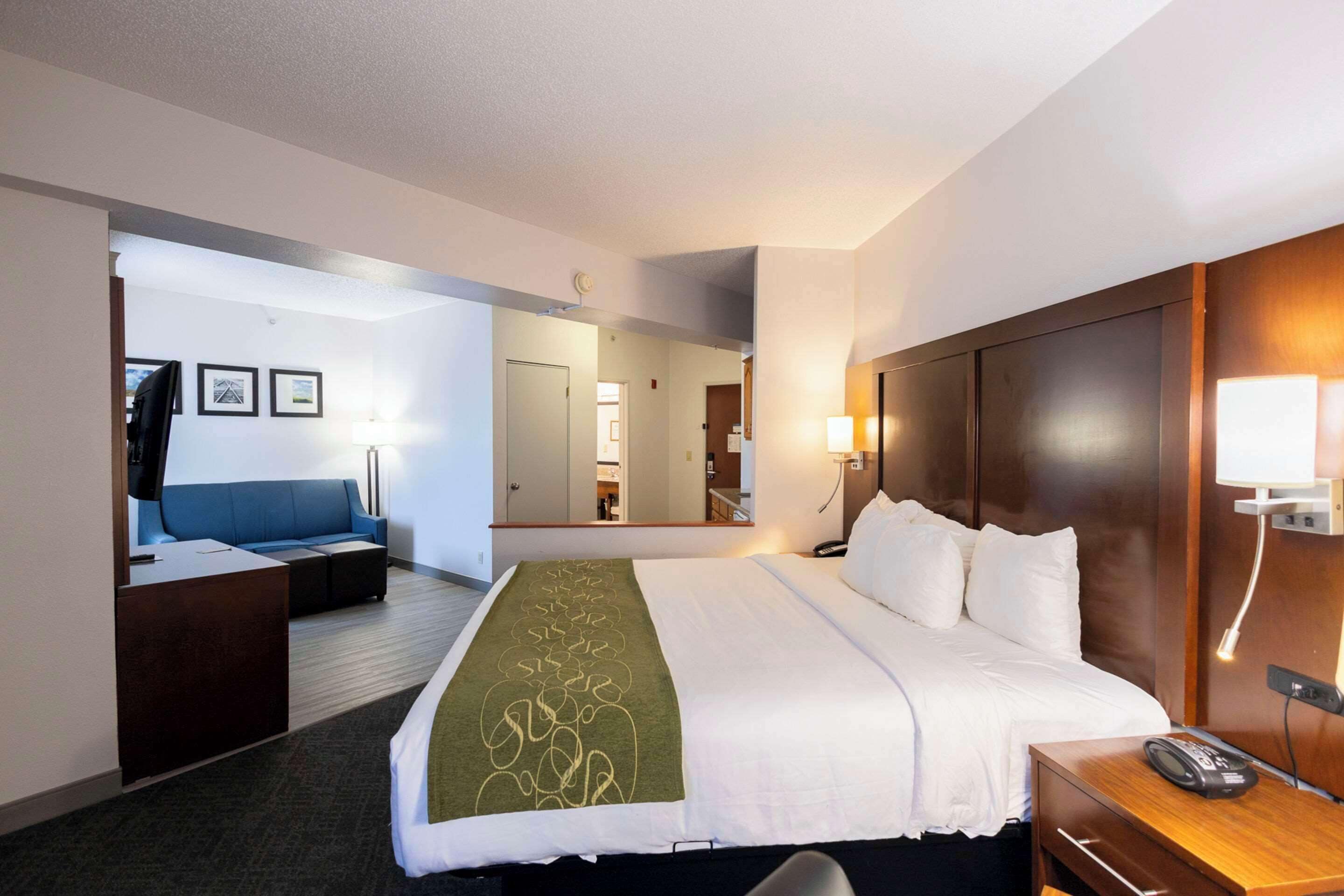 suite, 1 king bed, non smoking | desk, soundproofing, iron/ironing board, free cots/infant beds