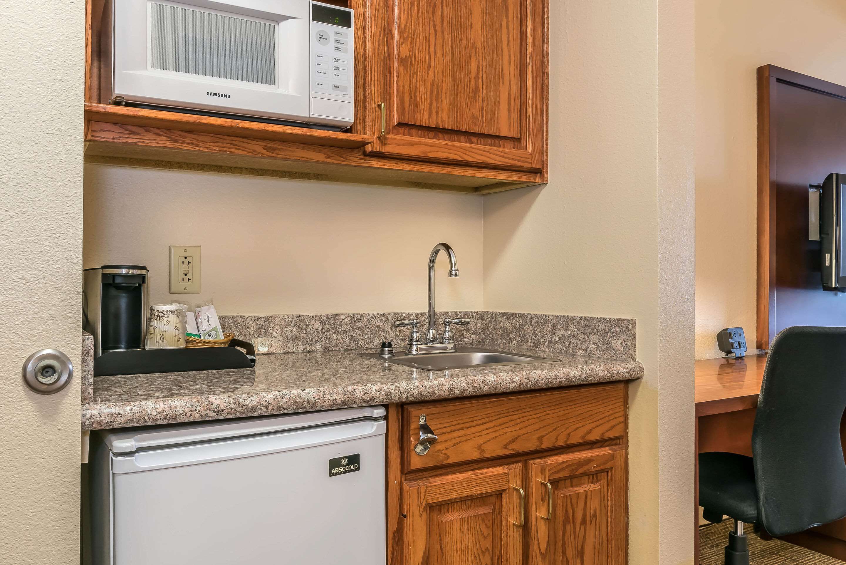 suite, 1 king bed, non smoking, hot tub | desk, soundproofing, iron/ironing board, free cots/infant beds