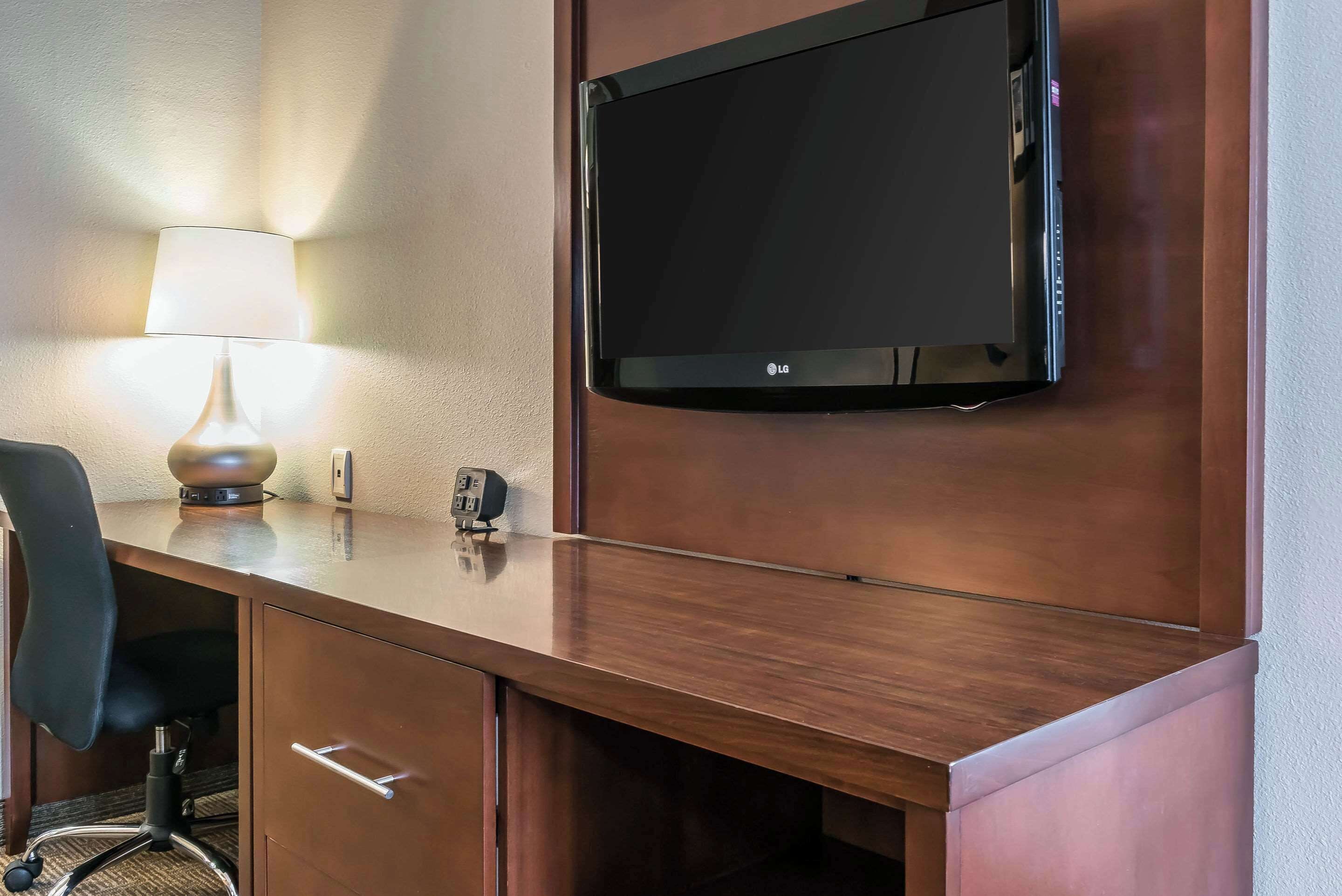 suite, 1 king bed, non smoking, hot tub | desk, soundproofing, iron/ironing board, free cots/infant beds