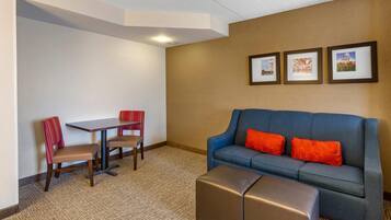 Suite, 1 King Bed with Sofa bed, Non Smoking, Hot Tub | Desk, blackout curtains, soundproofing, iron/ironing board