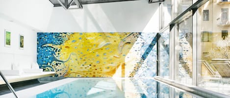 Piscina interna, guarda-sóis, espreguiçadeiras