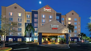A Fairfield Inn & Suites Marriott hotel with a modern design, multiple floors, and a well-lit entrance. - Fairfield Inn & Suites by Marriott Near Universal Orlando (Orlando)