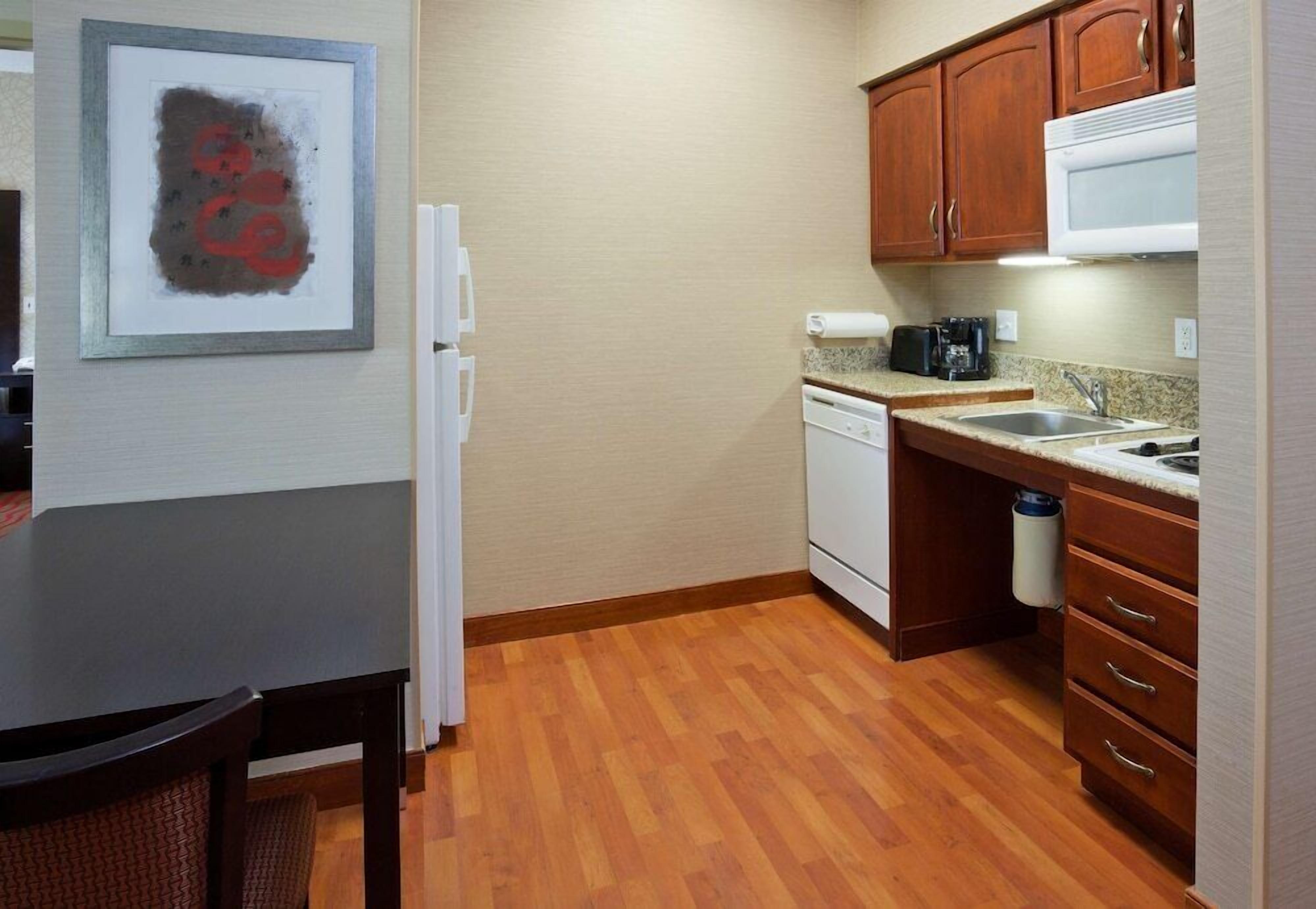 Private kitchen | Full-size fridge, microwave, stovetop, dishwasher
