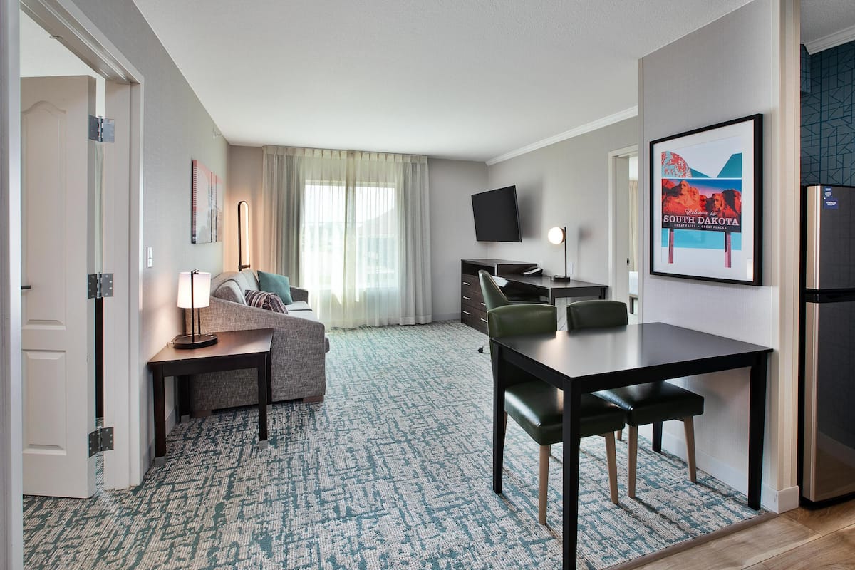 Suite, Accessible, Non Smoking | Living area