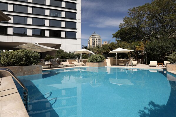 Outdoor pool, pool umbrellas, sun loungers - Park Hyatt Mendoza (Mendoza)