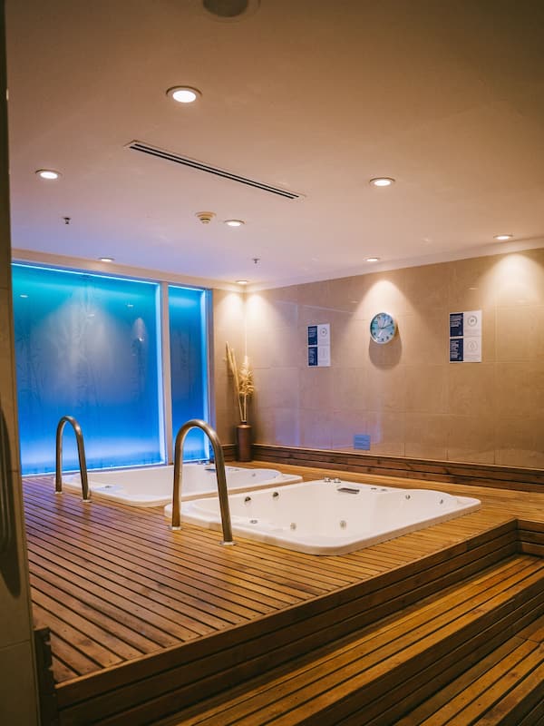 Couples treatment rooms, sauna, hot tub, Turkish bath, body treatments