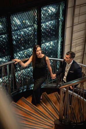 Bar à vin, vue sur la piscine, ouvert tous les jours