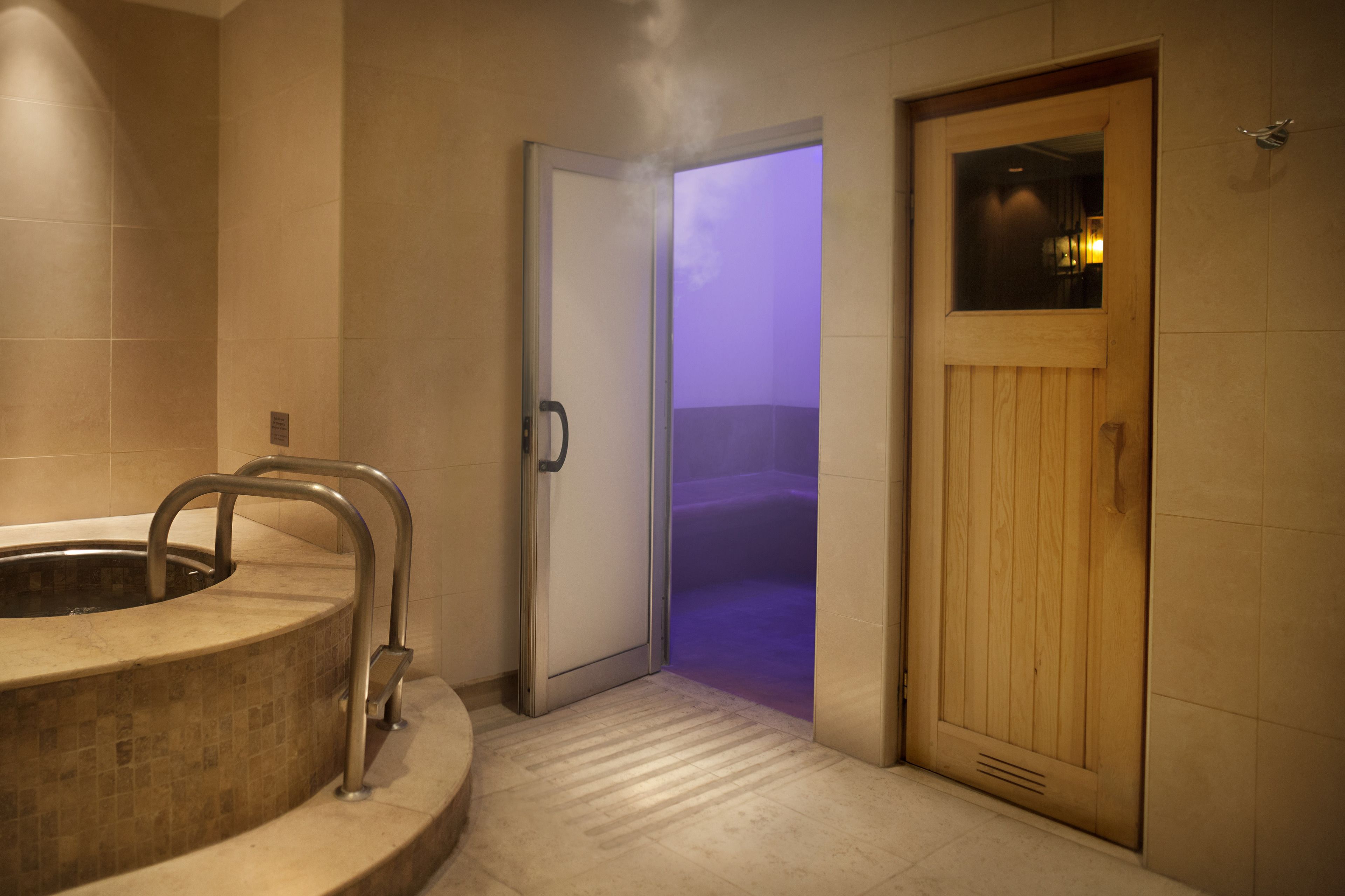 Couples treatment room(s), sauna, hot tub, Turkish bath/hammam