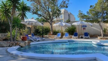 2 Außenpools, Sonnenschirme, Liegestühle